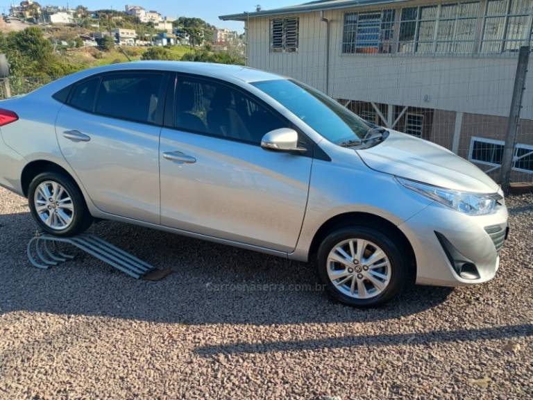 TOYOTA - YARIS - 2019/2019 - Prata - R$ 73.900,00